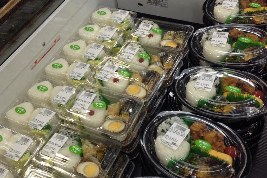 お惣菜やお弁当は、あたたかみを感じる手作りのものが多数 お惣菜やお弁当は、あたたかみを感じる手作りのものが多数