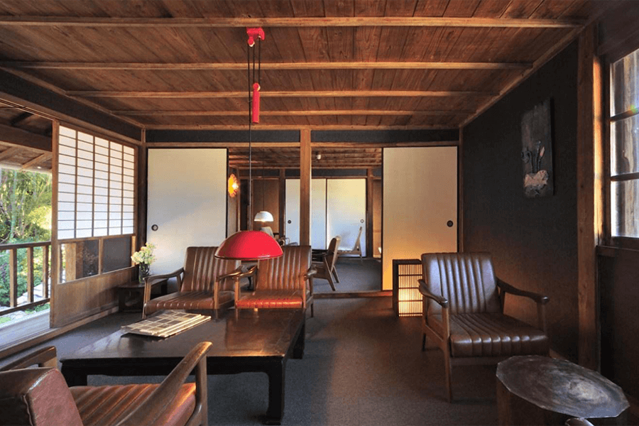 2階のカフェ。海と山を渡る風が抜ける居心地のいい場所 2階のカフェ。海と山を渡る風が抜ける居心地のいい場所