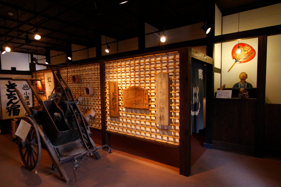 歴史資料展示館内部。どこか懐かしい、レトロな空間が広がります