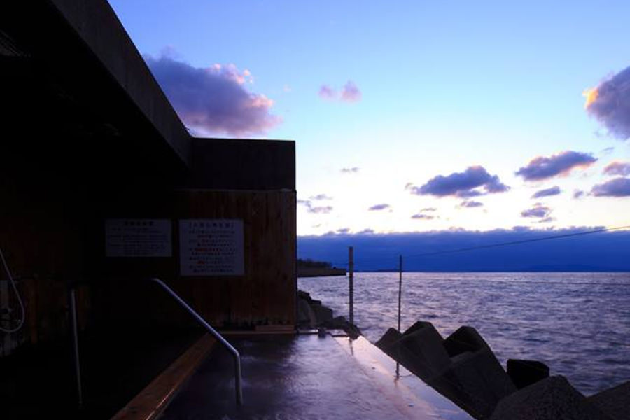 海に浸かっているような絶景の湯波の湯「茜」