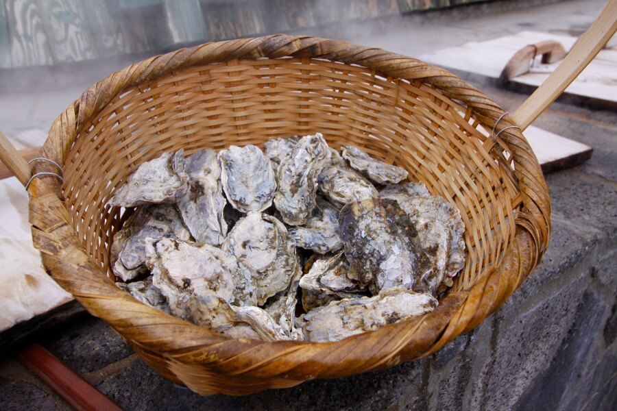 目の前の橘湾で獲れた海の幸を買って蒸すのも一興です