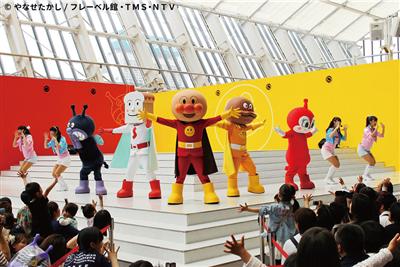 近くで見て、触れて一緒に楽しめるショーは子供たちに大人気