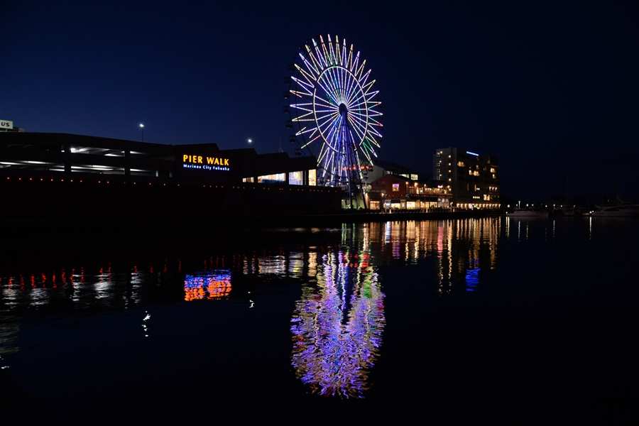 ライトアップされた観覧車スカイホール。美しい夜景が望めます