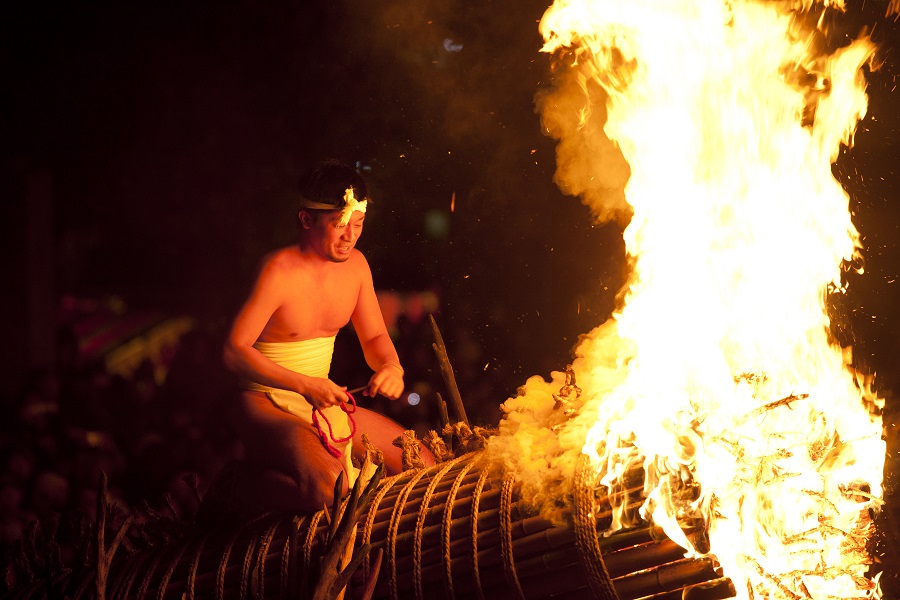 夜の行事を飾る「大松明廻し」