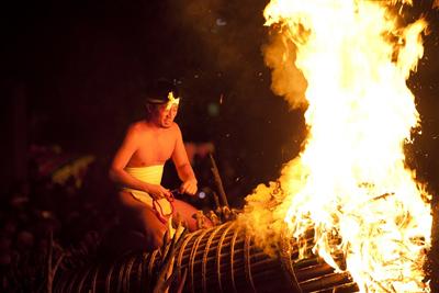 夜の行事を飾る「大松明廻し」