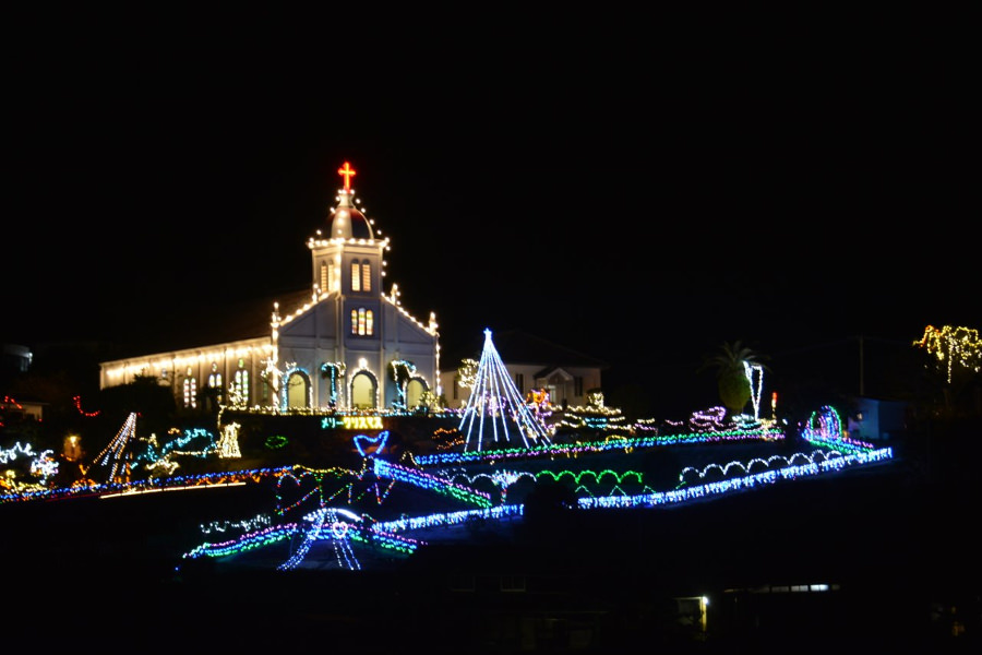 白亜の壁にイルミネーションが映える「大江天主堂」 白亜の壁にイルミネーションが映える「大江天主堂」