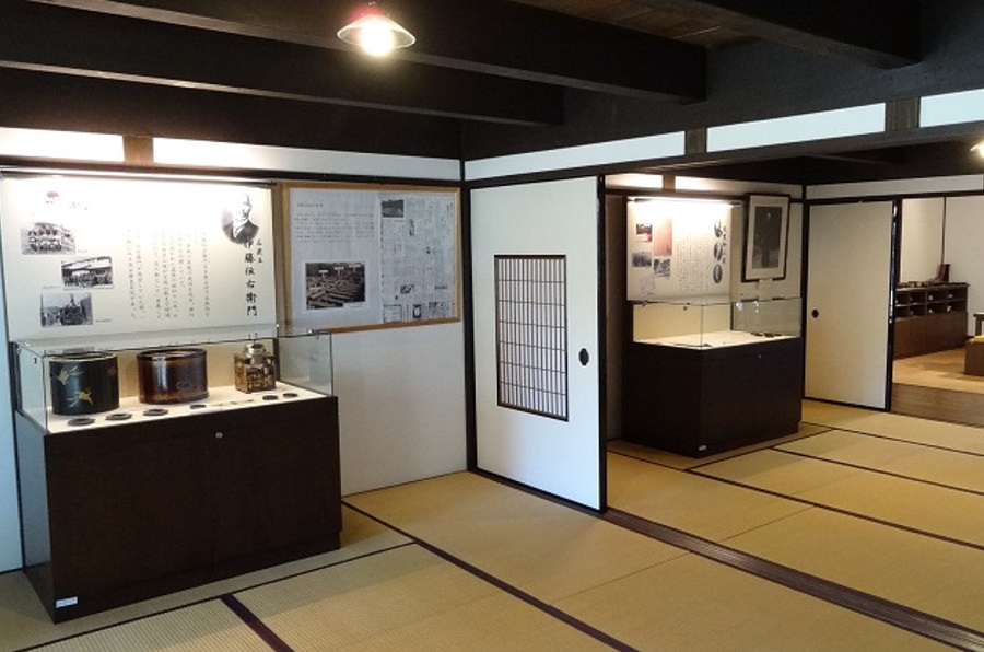 実物展示やグラフィックパネルで炭鉱の歴史を紹介する畳の間