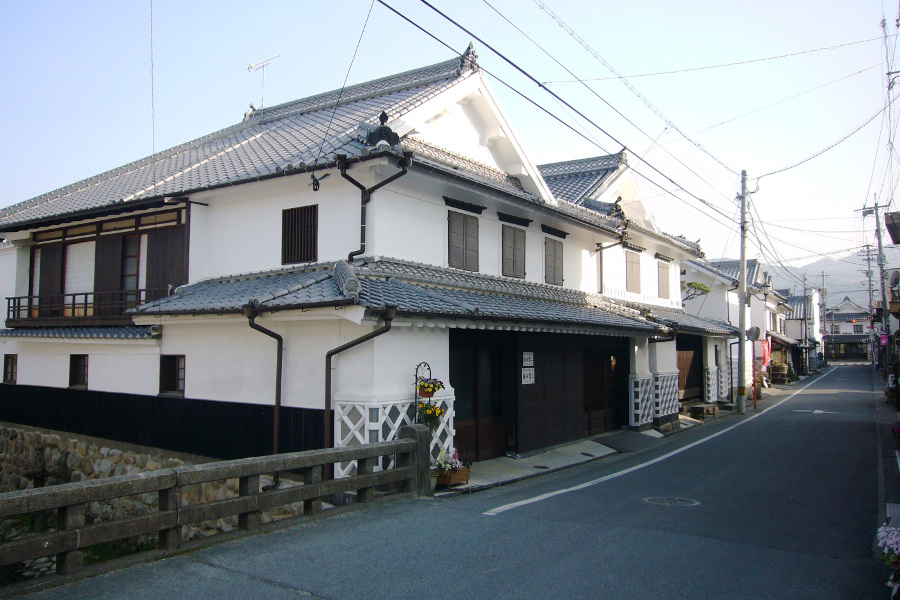 重厚感のある漆喰塗りの壁が今もなお変わらず残っています 重厚感のある漆喰塗りの壁が今もなお変わらず残っています