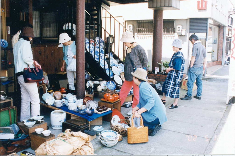九州一円から約80軒が集まる「蔵しっくい通りお宝の市」