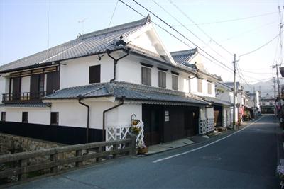 重厚感のある漆喰塗りの壁が今もなお変わらず残っています