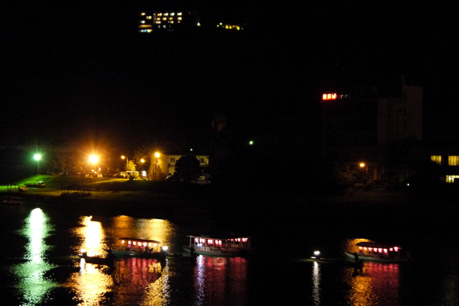 夜空に鵜飼の船のライトが水面に映る夏の風物詩 夜空に鵜飼の船のライトが水面に映る夏の風物詩