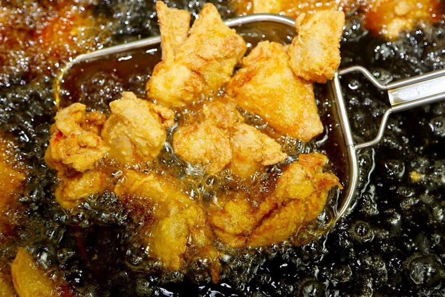 からあげは九州産の鶏肉を使用。高温で一気に揚げます。 からあげは九州産の鶏肉を使用。高温で一気に揚げます。