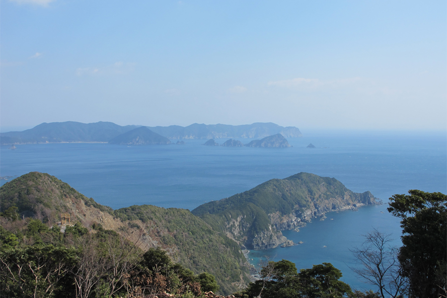 昼間の空の公園からの景色。晴れた日には遠くに四国の山々も見る