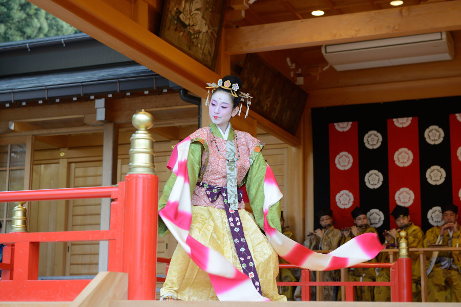 春季例大祭で神楽舞を奉納
