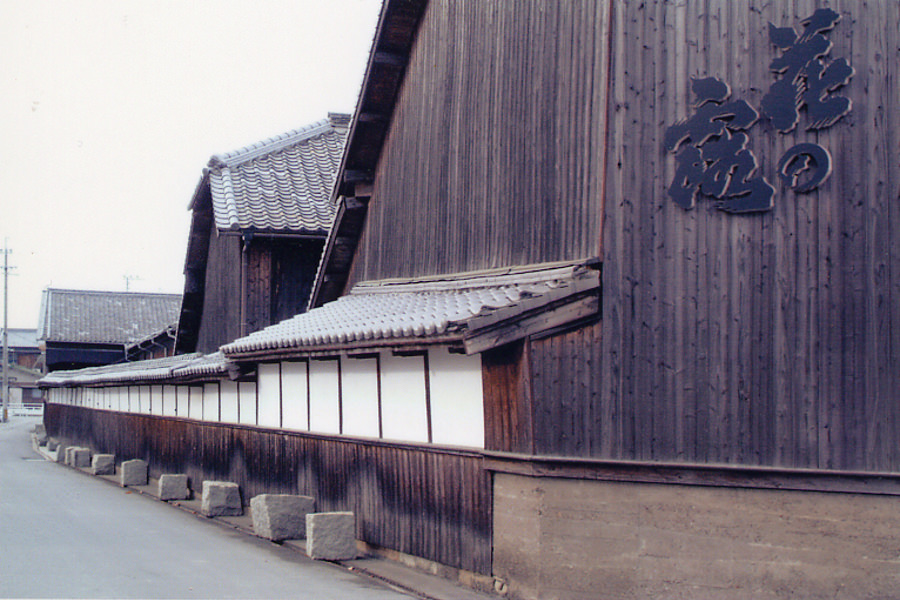 漆喰（しっくい）の壁が美しい酒蔵が建ち並ぶ町並み