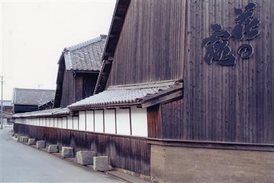 漆喰（しっくい）の壁が美しい酒蔵が建ち並ぶ町並み