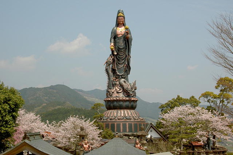 穏やかな微笑みの観音様と足元に絡みつく2匹の龍が特徴です 穏やかな微笑みの観音様と足元に絡みつく2匹の龍が特徴です