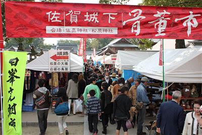 県内外から多くの骨董ファンが訪れる「佐賀城下春の骨董市」