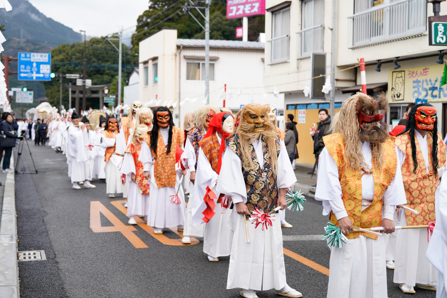 古代衣装に身を包んだ参加者達が高千穂神社からくしふる神社まで練り歩きます 古代衣装に身を包んだ参加者達