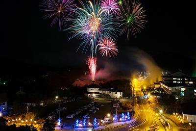 温泉街の冬の夜空に咲く花火