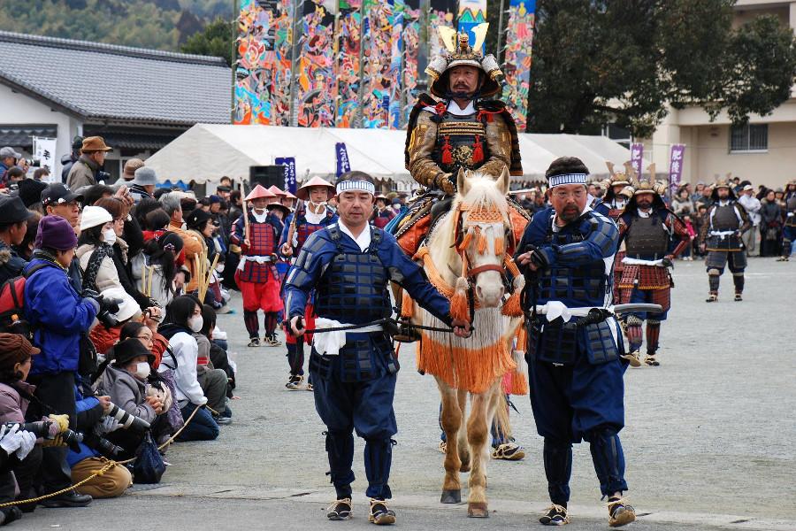 鎧兜に身を固め、勇壮な戦国武者が練り歩きます