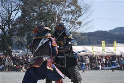 戦国武者に扮し和仁軍勢と豊臣軍勢に分かれ戦います