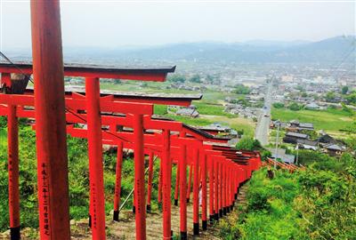 連なる鳥居と平野が遠くまで見渡せる浮羽稲荷