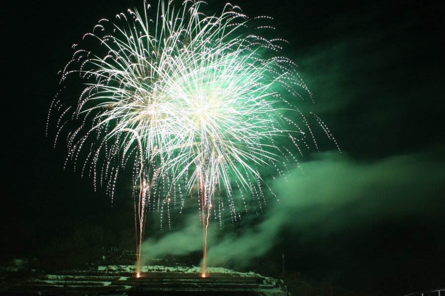 温泉街の空が花火でいっぱいになる「宝泉寺温泉」の花火