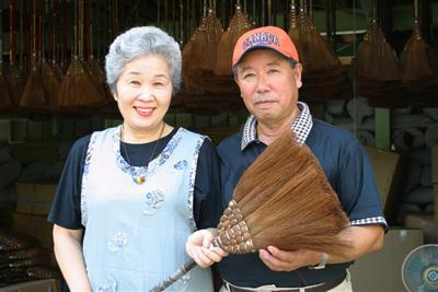 二人三脚で棕櫚ほうきを作っている木下且益さん、貞子さん夫婦