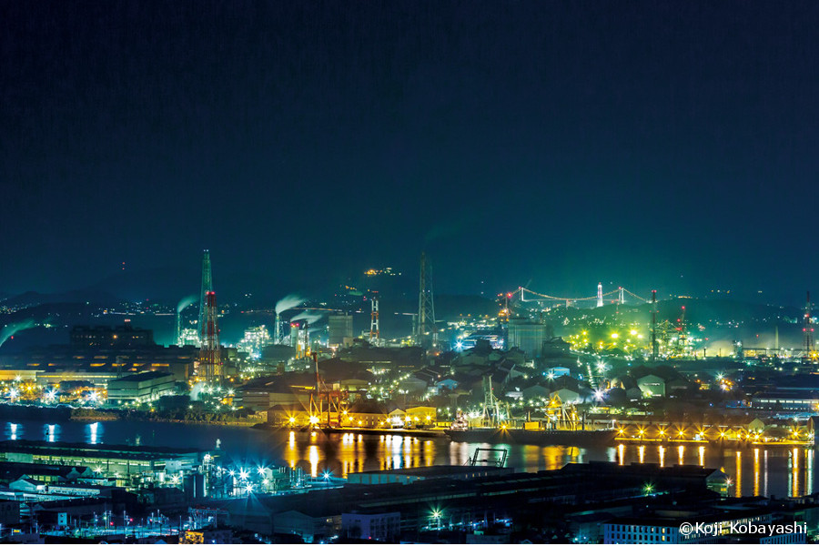 海面に映るライトも美しい「新日鐵住金㈱八幡製鐵所」 海面に映るライトも美しい「新日鐵住金㈱八幡製鐵所」