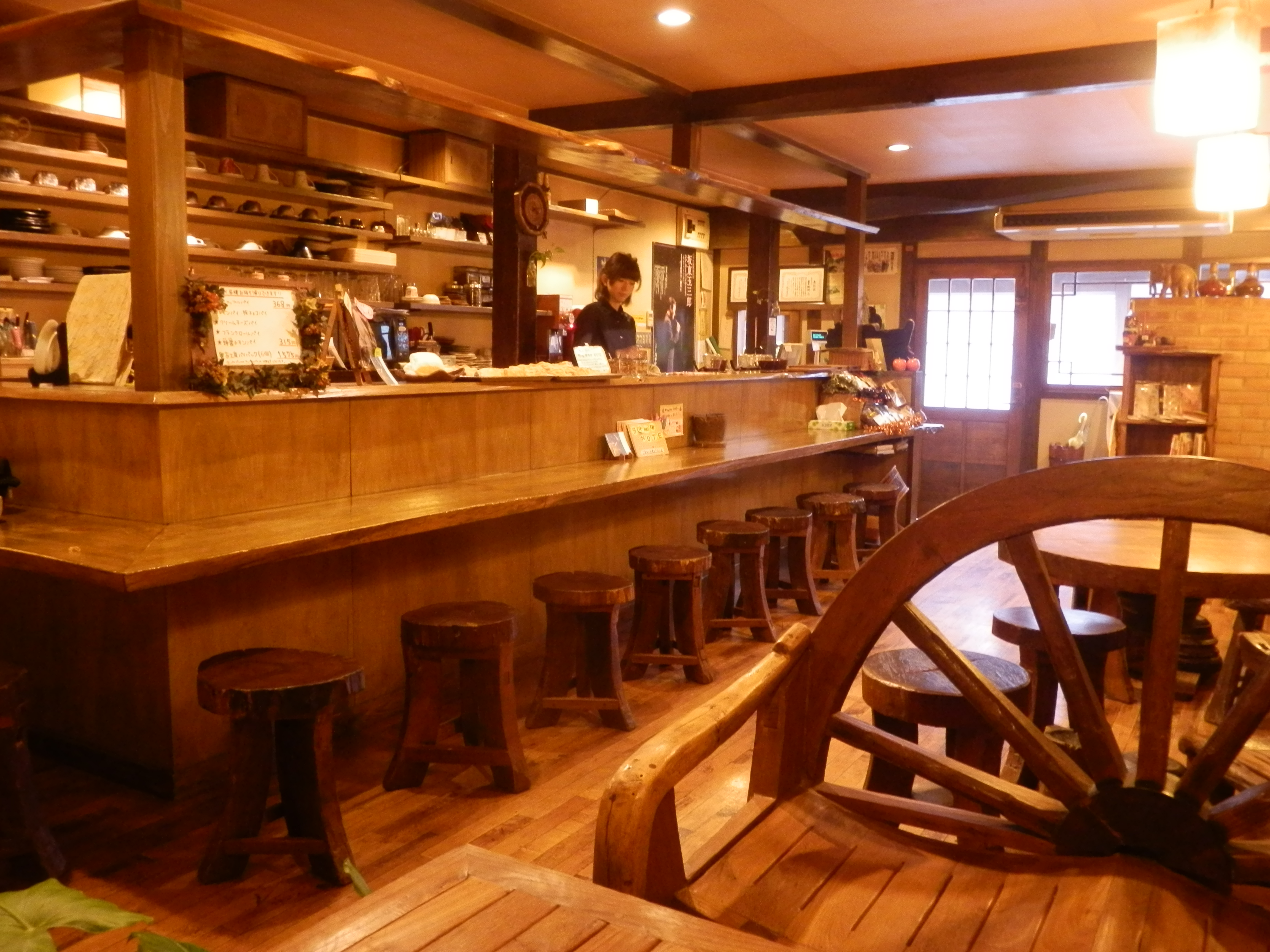 「自家焙煎 タオ珈琲 やまが」店内。落ち着いた雰囲気の中、おいしいコーヒーが味わえます 「自家焙煎タオ珈琲 やまが」店内