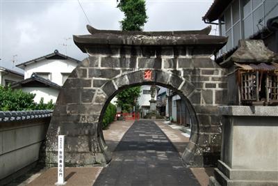 どこか異国的な雰囲気をまとった美しい「金剛乗寺石門」