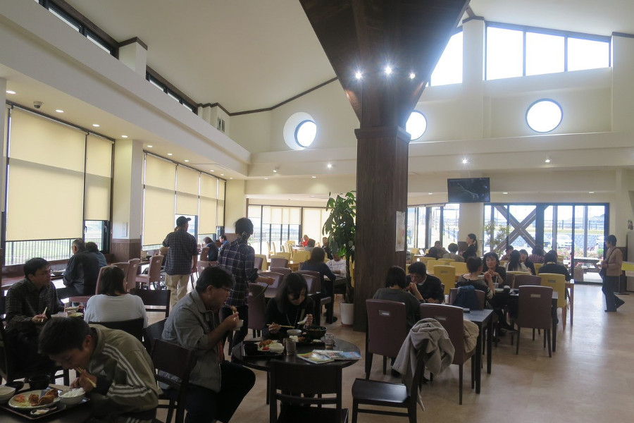 レストランは定食・からあげ・スイーツ&カフェコーナーを完備 レストランは定食・からあげ・スイーツ&カフェコーナーを完備