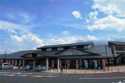 城下町の町屋をイメージした趣のある雰囲気の「道の駅なかつ」