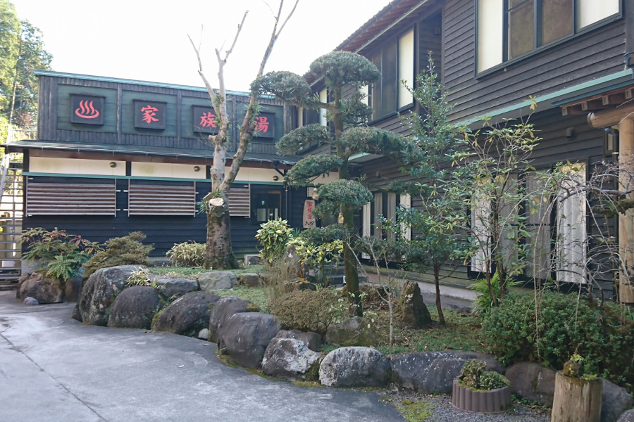 隣接する家族湯(貸切湯)は内湯500円、露天600円(1名料金)
