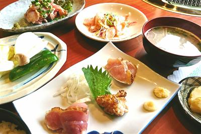 地鶏盛り、地鶏刺し、地鶏マリネとデザートもついた地元どり焼定
