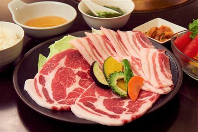カルビやロースなど2種類の部位を味わえる黒豚たっぷりランチ