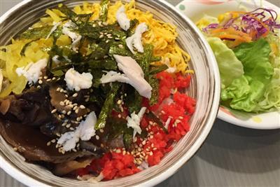 錦糸卵、椎茸など好みの具材に温かいスープをかけて食べる鶏飯