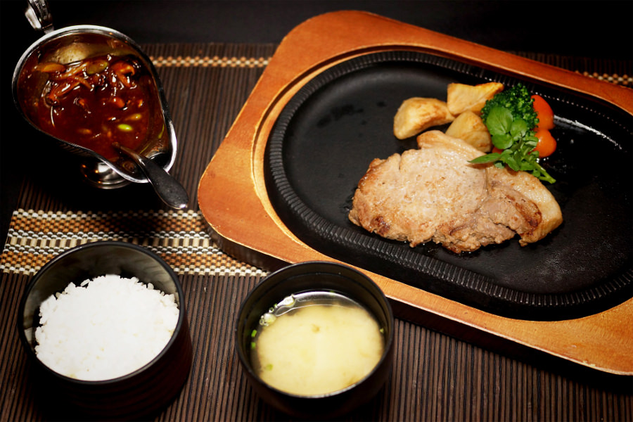 シンプルな調理法で素材のおいしさを堪能する麹豚のステーキ