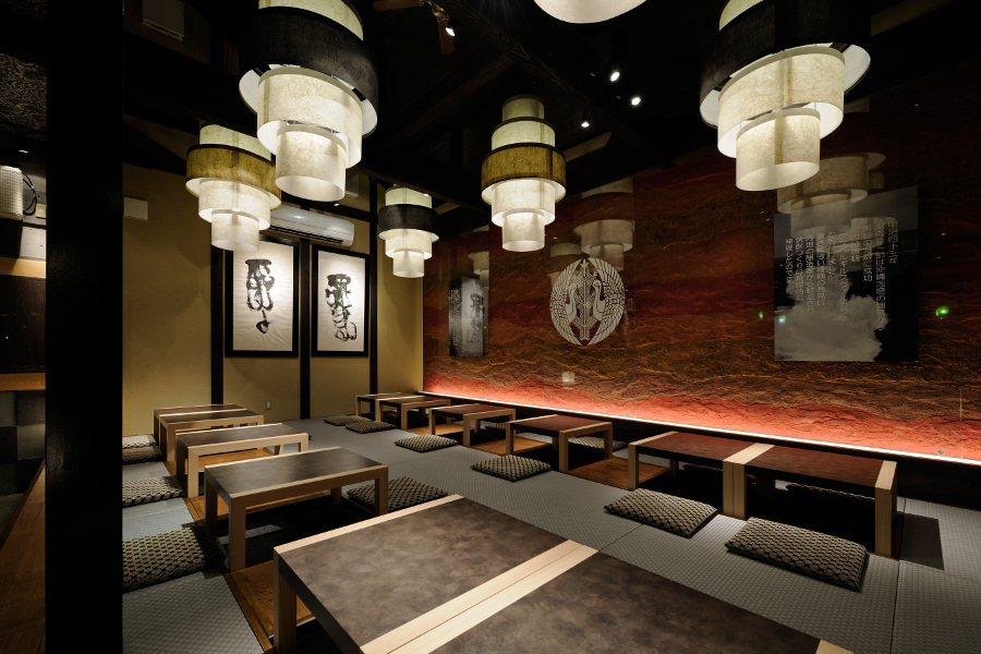 鹿児島モチーフのデザインが施された掘り炬燵仕様の座敷席 鹿児島モチーフのデザインが施された掘り炬燵仕様の座敷席