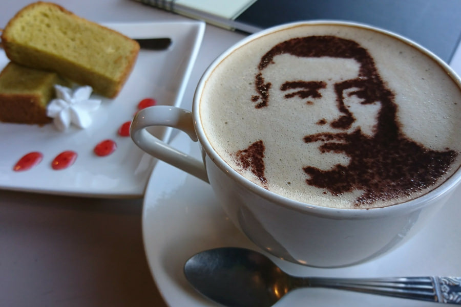 西郷どんラテはパウンドケーキとセットで600円(単品450円) 西郷どんラテはパウンドケーキとセットで600円