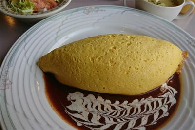 看板メニューのオムライスは卵がフワフワでボリューム満点です