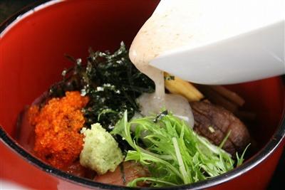 指宿産鰹のたたき醤油漬に、四季折々の指宿野菜で脇を固めます