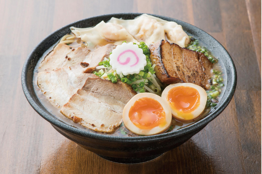 2種類のチャーシューにワンタン、味付玉子、モヤシなど豪華トッピング! 2種類のチャーシューにワンタン、味付玉子、モヤシをトッピング