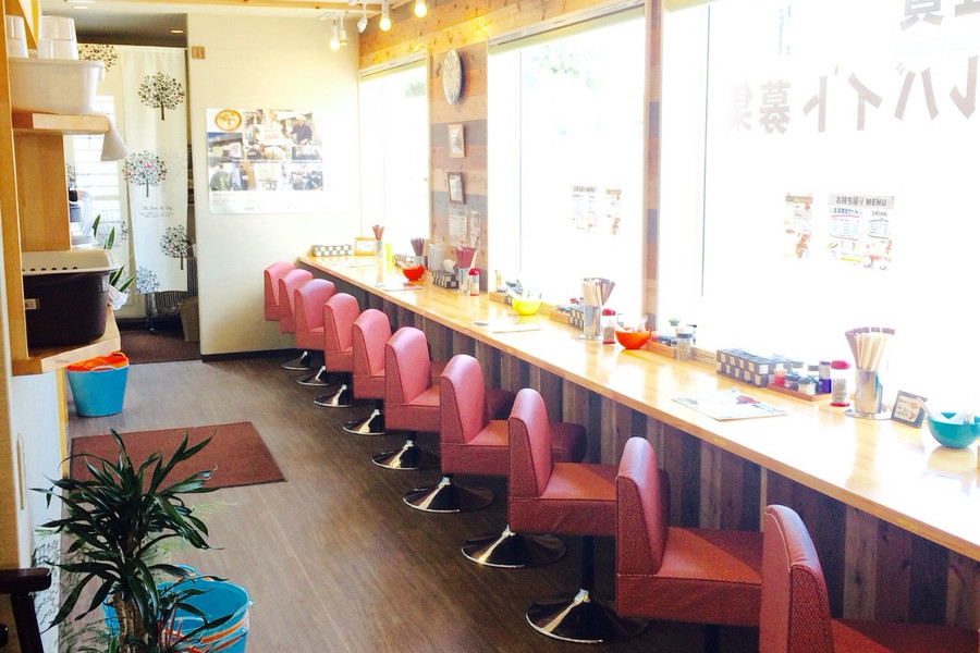 明るい店内は、カウンターのみの12席 明るい店内は、カウンターのみの12席