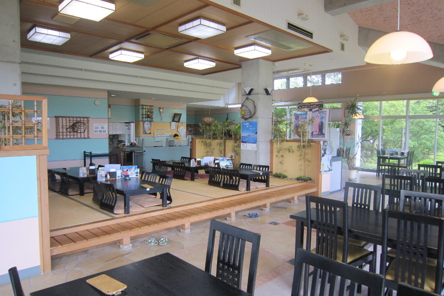 広々とした明るい店内。座敷席もあり子連れも過ごしやすい 広々とした明るい店内。座敷席もあり子連れも過ごしやすい