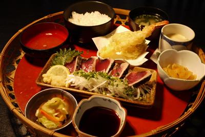 自家製のタタキの他、天ぷらや茶わん蒸しなども付く