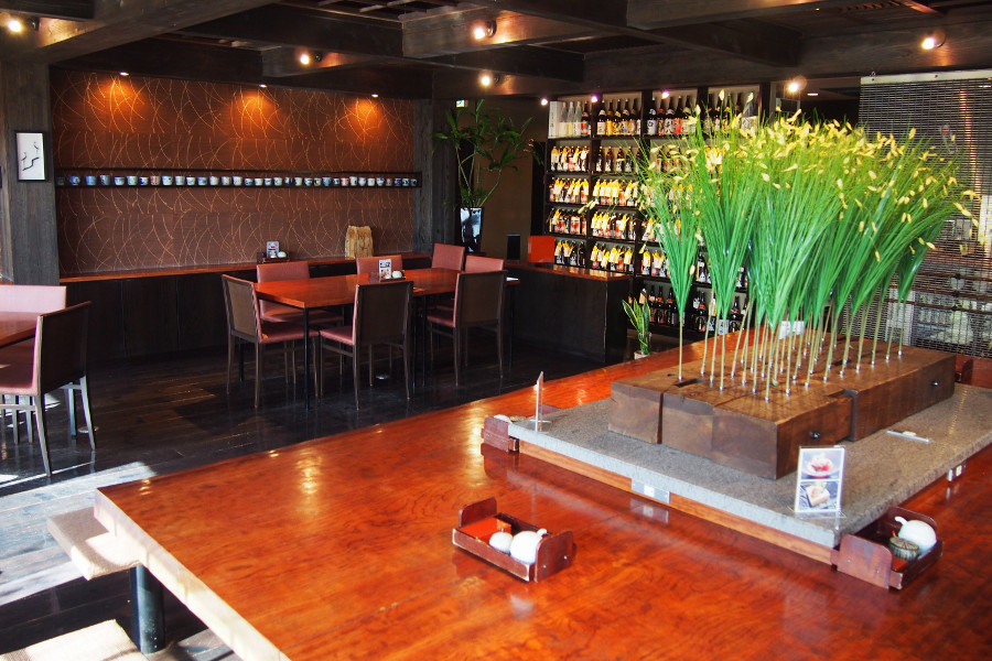 緑が見え、開放感ある明るい店内。テーブル席も、畳の個室もあります 緑が見え、開放感ある明るい店内