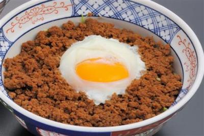 蕎麦屋の出汁が効いたふわふわの鹿児島黒豚のそぼろ