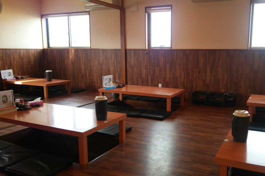 店内はカウンターとテーブルと掘りごたつの座敷計63席 店内はカウンターとテーブルと掘りごたつの座敷計63席